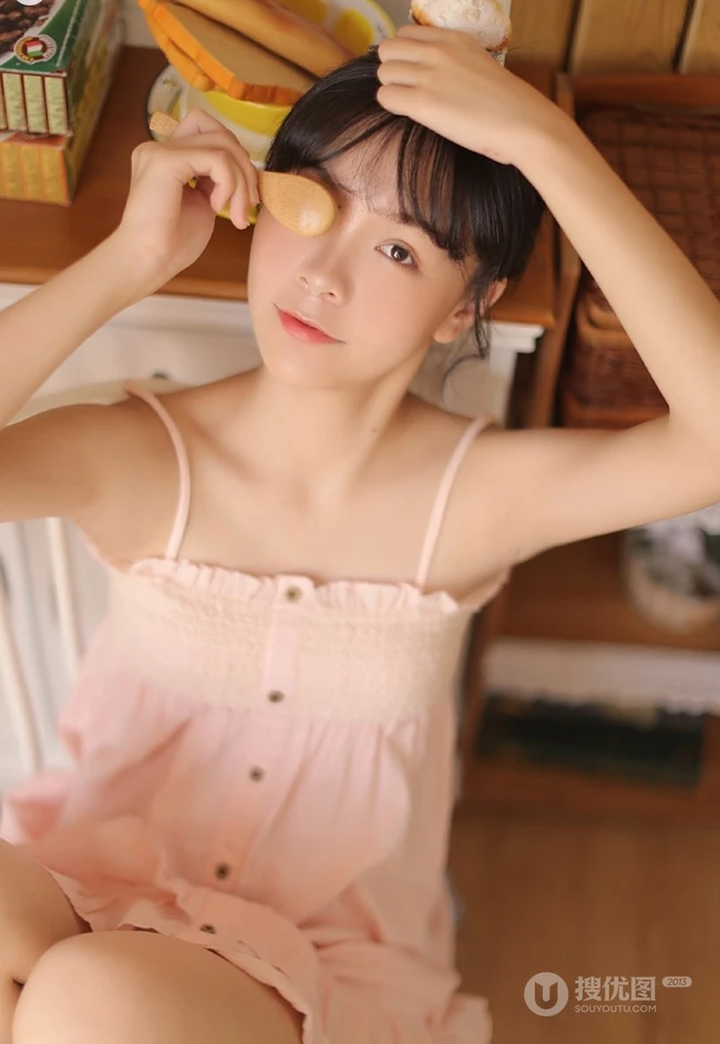 可爱粉裙线条感少女室内写真，安静怡然享受美食