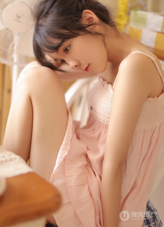 可爱粉裙线条感少女室内写真，安静怡然享受美食