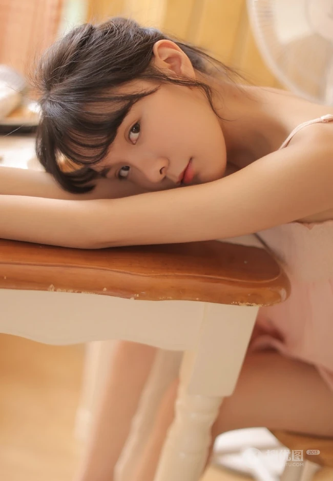 可爱粉裙线条感少女室内写真，安静怡然享受美食