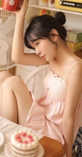 可爱粉裙线条感少女室内写真，安静怡然享受美食