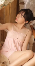 可爱粉裙线条感少女室内写真，安静怡然享受美食