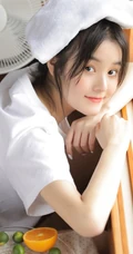 戴眼镜的丸子头少女，边享受水果，边学习唯美清新写真