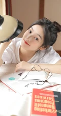 戴眼镜的丸子头少女，边享受水果，边学习唯美清新写真