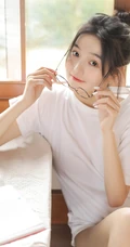 戴眼镜的丸子头少女，边享受水果，边学习唯美清新写真