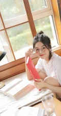 戴眼镜的丸子头少女，边享受水果，边学习唯美清新写真