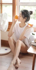 戴眼镜的丸子头少女，边享受水果，边学习唯美清新写真