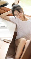 戴眼镜的丸子头少女，边享受水果，边学习唯美清新写真