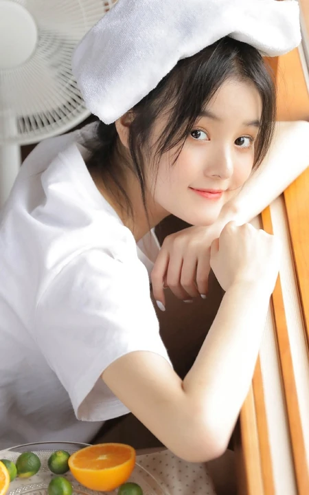 戴眼镜的丸子头少女，边享受水果，边学习唯美清新写真