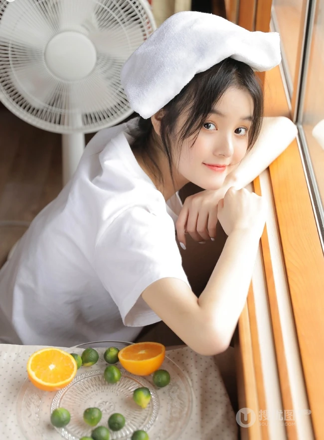 戴眼镜的丸子头少女，边享受水果，边学习唯美清新写真