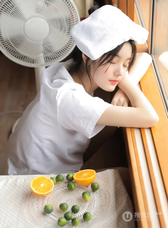 戴眼镜的丸子头少女，边享受水果，边学习唯美清新写真