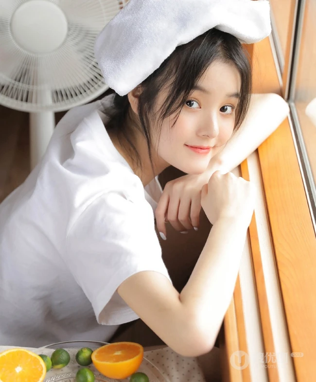 戴眼镜的丸子头少女，边享受水果，边学习唯美清新写真