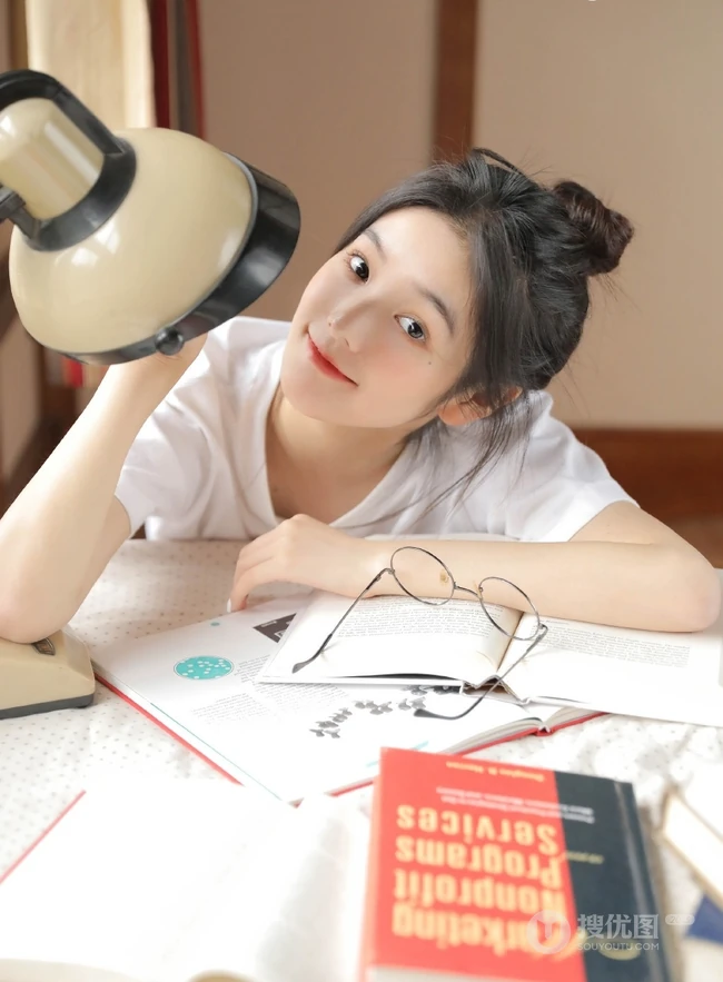 戴眼镜的丸子头少女，边享受水果，边学习唯美清新写真