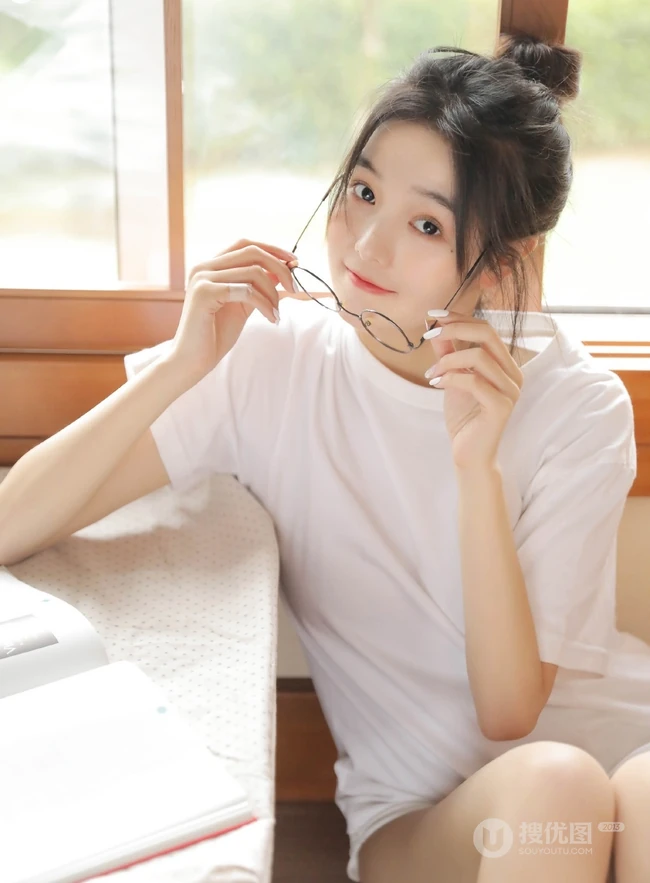 戴眼镜的丸子头少女，边享受水果，边学习唯美清新写真