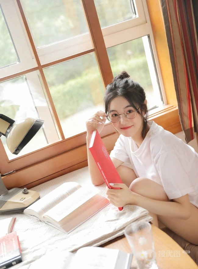 戴眼镜的丸子头少女，边享受水果，边学习唯美清新写真