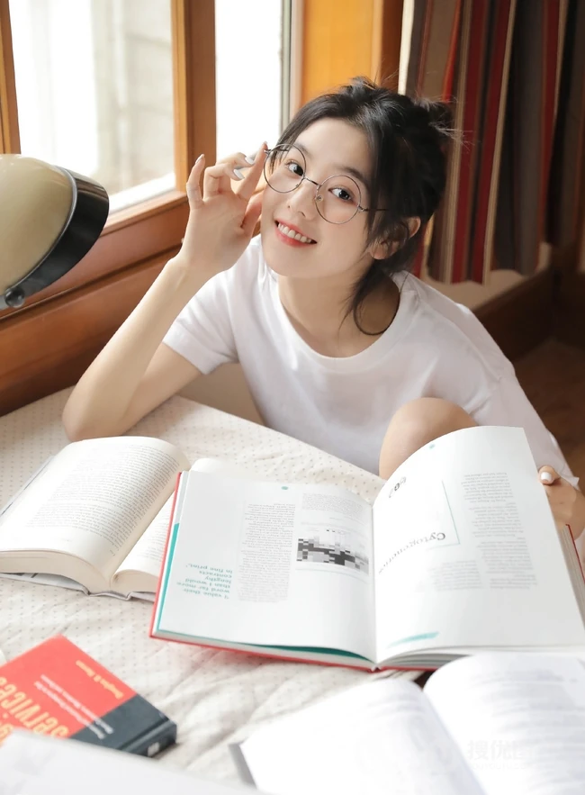 戴眼镜的丸子头少女，边享受水果，边学习唯美清新写真