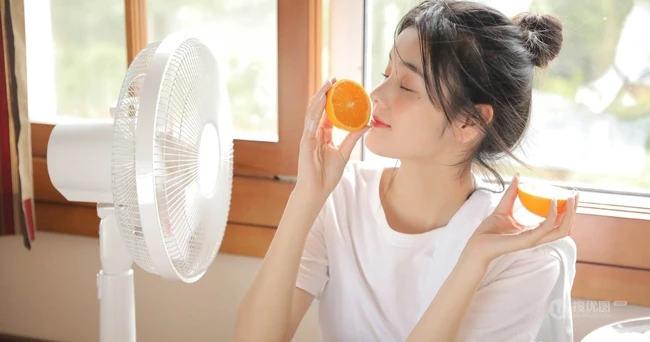 戴眼镜的丸子头少女，边享受水果，边学习唯美清新写真