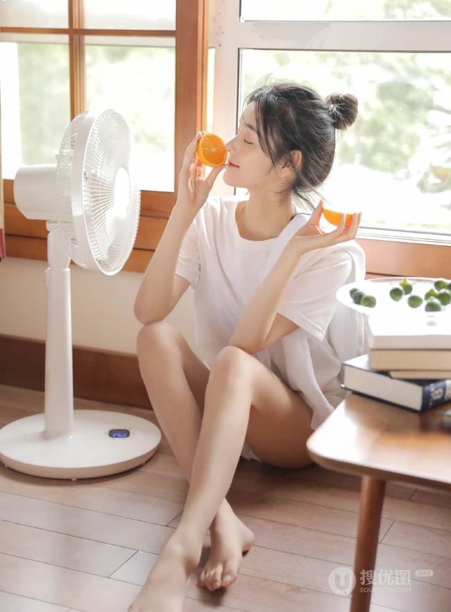 戴眼镜的丸子头少女，边享受水果，边学习唯美清新写真
