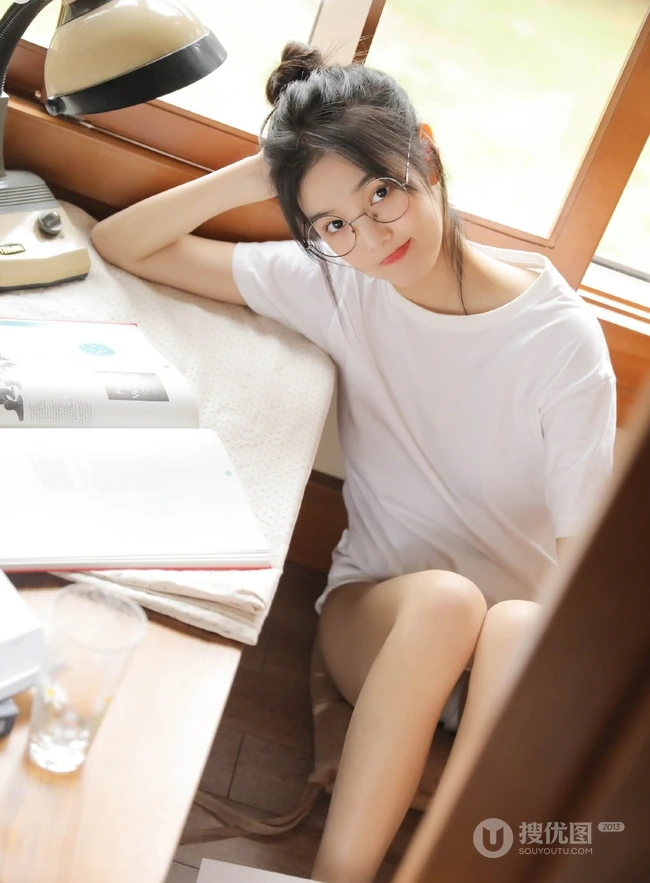 戴眼镜的丸子头少女，边享受水果，边学习唯美清新写真
