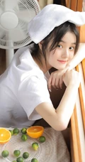 戴眼镜的丸子头少女，边享受水果，边学习唯美清新写真