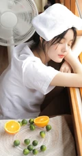 戴眼镜的丸子头少女，边享受水果，边学习唯美清新写真