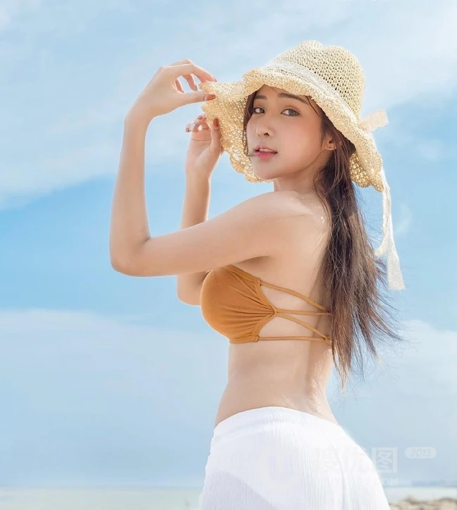 单眼皮气质白皙女生写真图集，还是那个爱笑的女孩