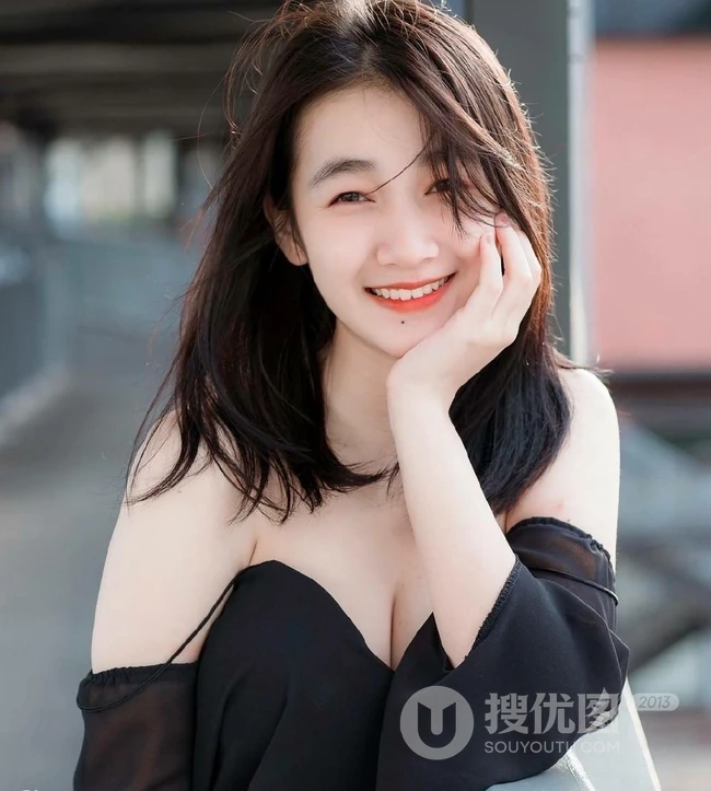 单眼皮气质白皙女生写真图集，还是那个爱笑的女孩