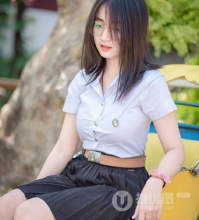 单眼皮气质白皙女生写真图集，还是那个爱笑的女孩