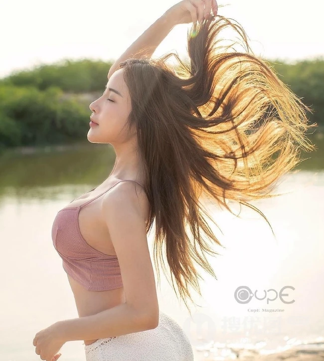 单眼皮气质白皙女生写真图集，还是那个爱笑的女孩