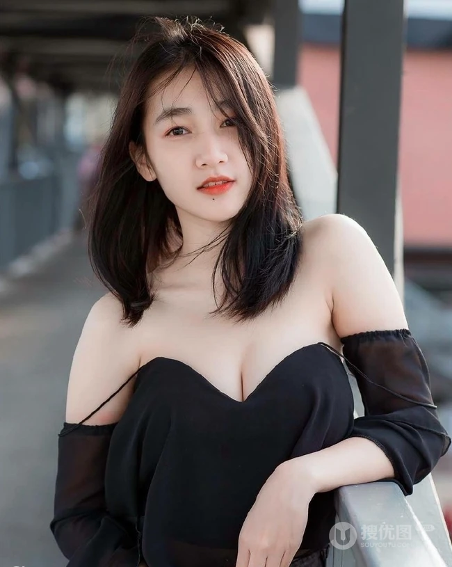 单眼皮气质白皙女生写真图集，还是那个爱笑的女孩