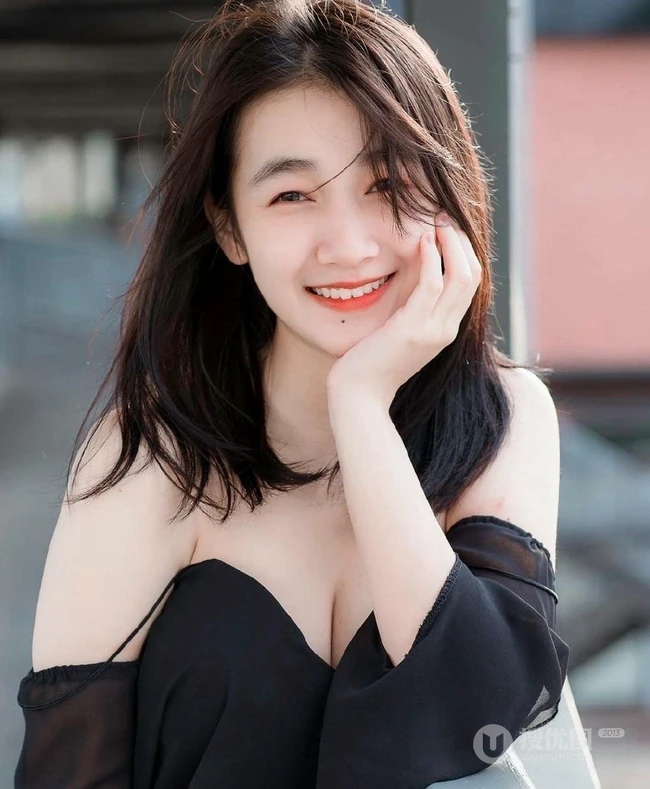 单眼皮气质白皙女生写真图集，还是那个爱笑的女孩