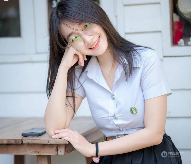 单眼皮气质白皙女生写真图集，还是那个爱笑的女孩
