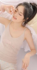 浅粉可爱圆脸少女 着毛绒肩带背心短裤室内写真照