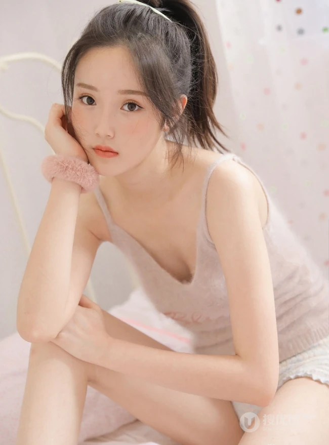 浅粉可爱圆脸少女 着毛绒肩带背心短裤室内写真照