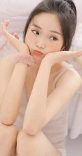 浅粉可爱圆脸少女 着毛绒肩带背心短裤室内写真照