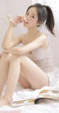 浅粉可爱圆脸少女 着毛绒肩带背心短裤室内写真照