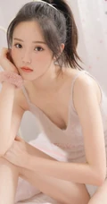 浅粉可爱圆脸少女 着毛绒肩带背心短裤室内写真照