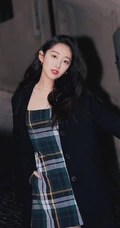 蒋梦婕格子短裙搭配黑色大衣时尚街头美拍写真图片