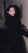蒋梦婕格子短裙搭配黑色大衣时尚街头美拍写真图片