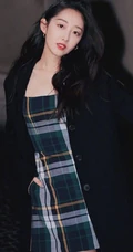 蒋梦婕格子短裙搭配黑色大衣时尚街头美拍写真图片