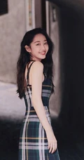 蒋梦婕格子短裙搭配黑色大衣时尚街头美拍写真图片