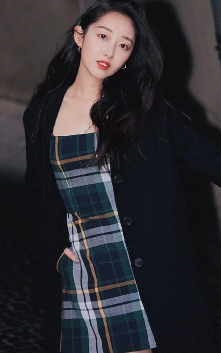 蒋梦婕格子短裙搭配黑色大衣时尚街头美拍写真图片