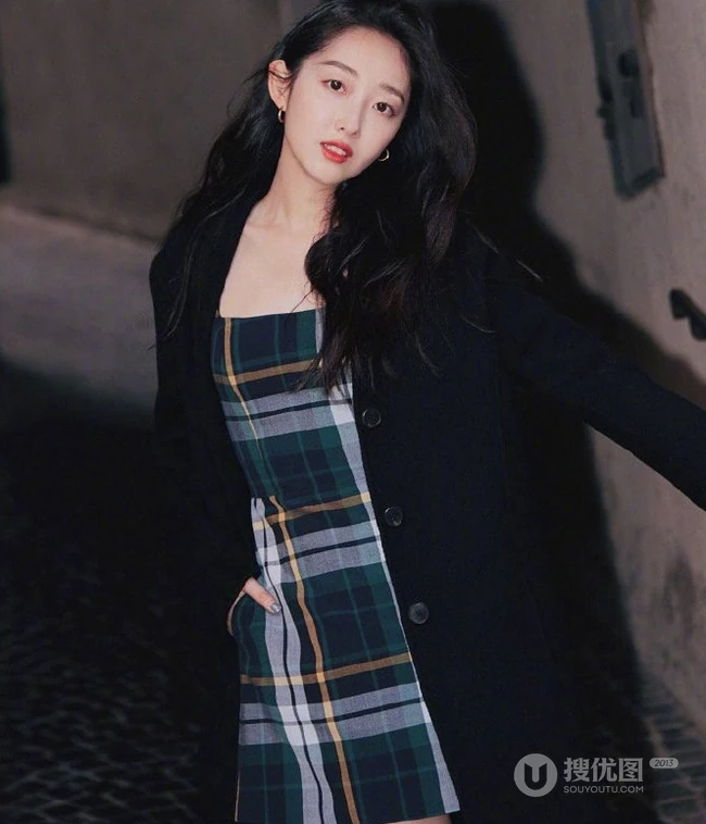 蒋梦婕格子短裙搭配黑色大衣时尚街头美拍写真图片