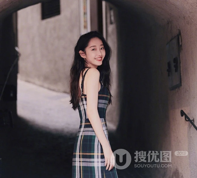 蒋梦婕格子短裙搭配黑色大衣时尚街头美拍写真图片