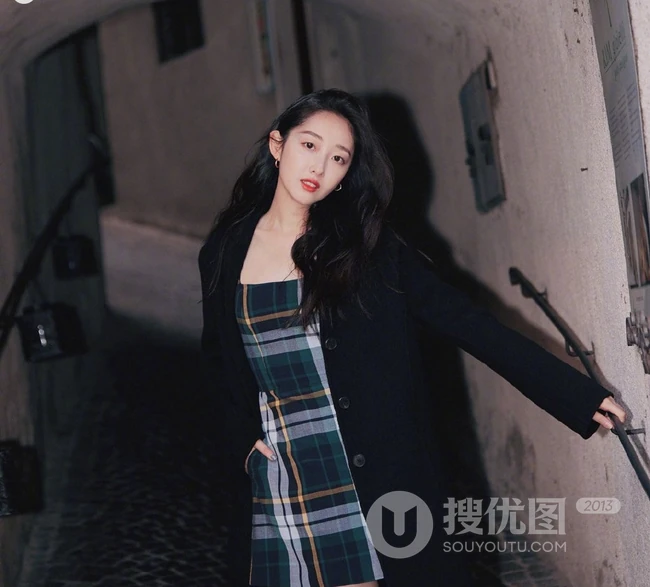 蒋梦婕格子短裙搭配黑色大衣时尚街头美拍写真图片