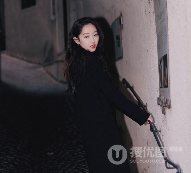 蒋梦婕格子短裙搭配黑色大衣时尚街头美拍写真图片