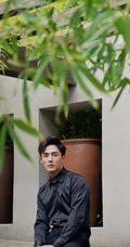 衬衫帅哥裴子添清新庭院帅气写真图片