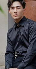 衬衫帅哥裴子添清新庭院帅气写真图片