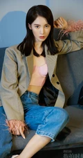 金晨气质杂志写真图片，粉色缎面家居服搭牛仔酷美动人