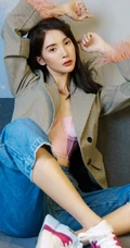 金晨气质杂志写真图片，粉色缎面家居服搭牛仔酷美动人