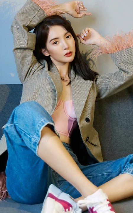 金晨气质杂志写真图片，粉色缎面家居服搭牛仔酷美动人